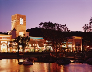 The Lakes shopping center in Thousand Oaks.
